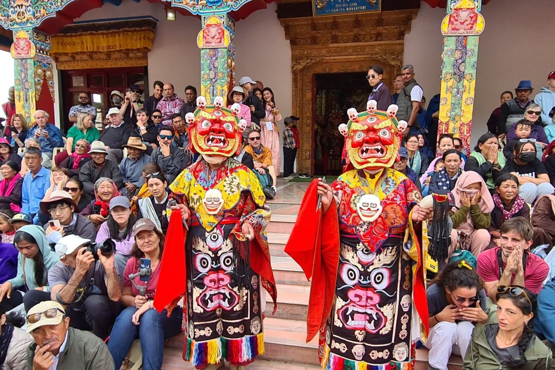 It's Magic: Besuch eines Klosterfestes im indischen Ladakh - Ladakhs Klosterfeste sind ein gesellschaftliches Ereignis - wer nicht früh genug kommt, bekommt keinen Platz.