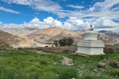 It's Magic: Besuch eines Klosterfestes im indischen Ladakh - Weiß getünchte Stupas sind Zeichen der Frömmigkeit in Ladakh, das auch als "Klein Tibet" gilt.