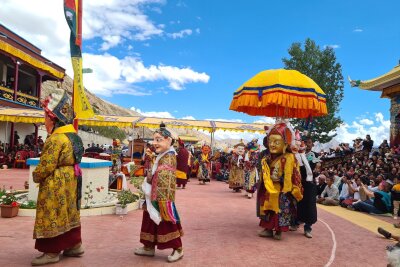 It's Magic: Besuch eines Klosterfestes im indischen Ladakh - Rituelle Tänze beim Klosterfest in Trakthok in Ladak: Hier geht es farbenfroh zu.