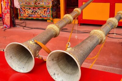 It's Magic: Besuch eines Klosterfestes im indischen Ladakh - Bis zu viereinhalb Meter sind diese Trompeten, die Dung chen, lang.