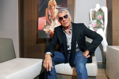 Italienischer Modedesigner Roberto Cavalli gestorben - Roberto Cavalli posiert vor seiner Bademoden-Kollektion (2012).