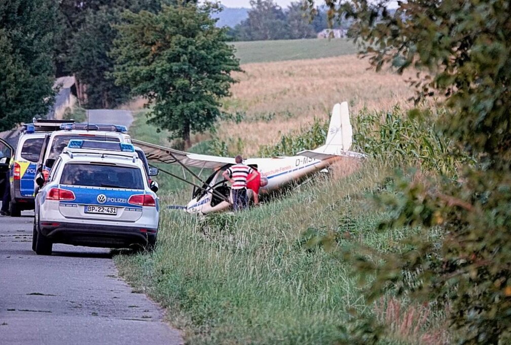 Jahnsdorf: Flugzeug kracht auf Landebahn - Das Flugzeug kam am Rand eines Maisfeldes zum Stehen. Foto: Harry Härtel / haertelpress