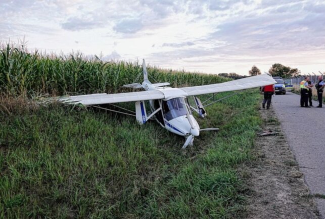 Das Flugzeug kam am Rand eines Maisfeldes zum Stehen. Foto: Harry Härtel / haertelpress
