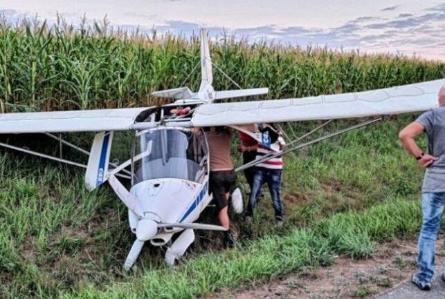 Jahnsdorf: Flugzeug kracht auf Landebahn - Das Flugzeug kam am Rand eines Maisfeldes zum Stehen. Foto: Harry Härtel / haertelpress