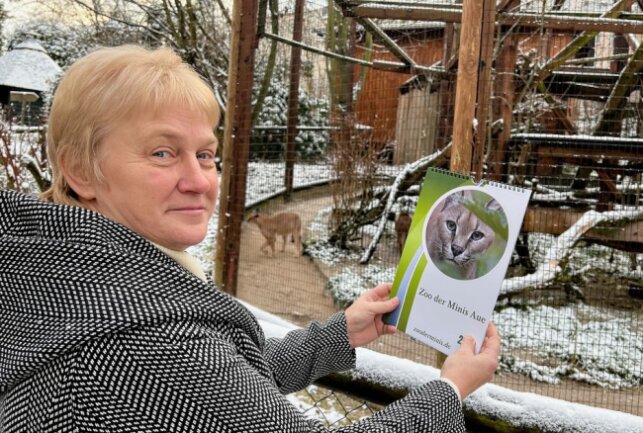 Petra Hörenberg, Kassiererin in Auer Zoo der Minis, hält den aktuellen Jahreskalender in Händen. Foto: Ralf Wendland