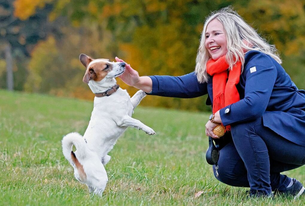 Sängerin Jana Sammer hat mit ihrem Jack-Russel-Terrier "Lumpi" jede Menge Spaß. Foto: Thomas Voigt