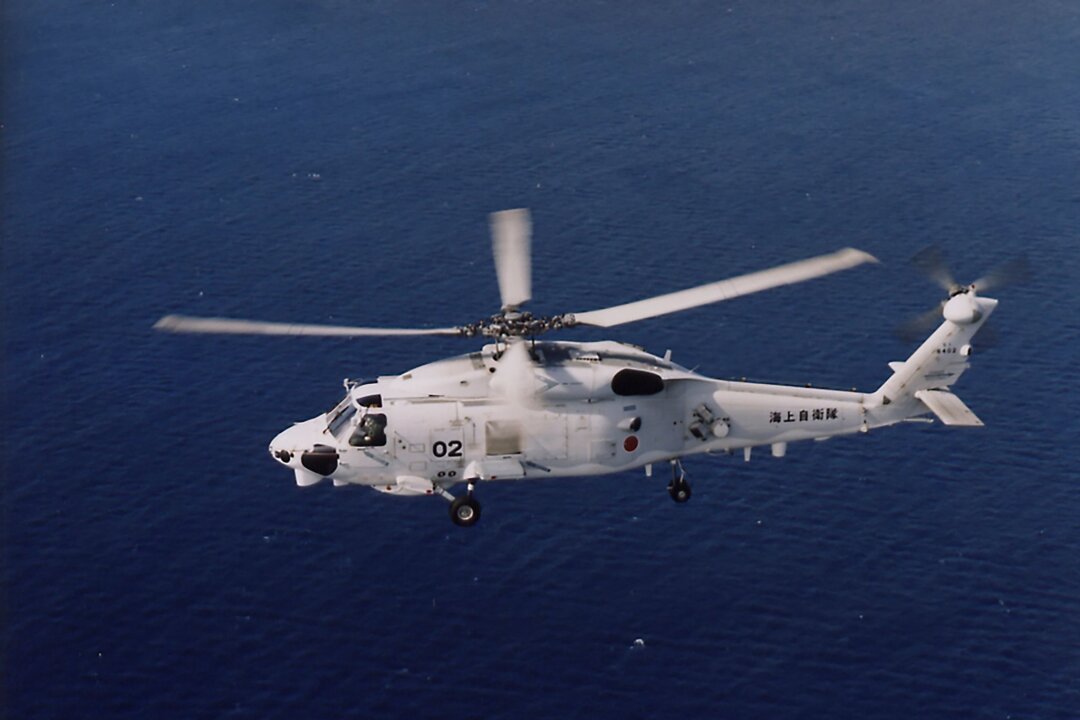 Japan: Zwei Militärhubschrauber mit acht Insassen abgestürzt - Zwei japanische Marine-Hubschrauber sind möglicherweise kollidiert.