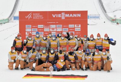 Jarl Magnus Riiber gewinnt in Klingenthal den NoKo-Gesamtweltcup - Das DSV-Team hat die Glaskugel für das beste Team der Saison entgegennehmen können. . Foto: Ralf Wendland