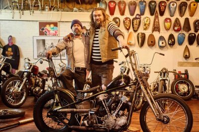 Jason Momoa und die schönen Dinge: "Eigentlich bin ich überhaupt nicht cool" - Motorradfreunde unter sich: Jason Momoa besucht Max. In seiner Dokuserie "On the Roam" möchte der US-Superstar herausfinden, wie sich die Seele herausragender Handwerker und Künstler in ihrem Werk widerspiegelt.
