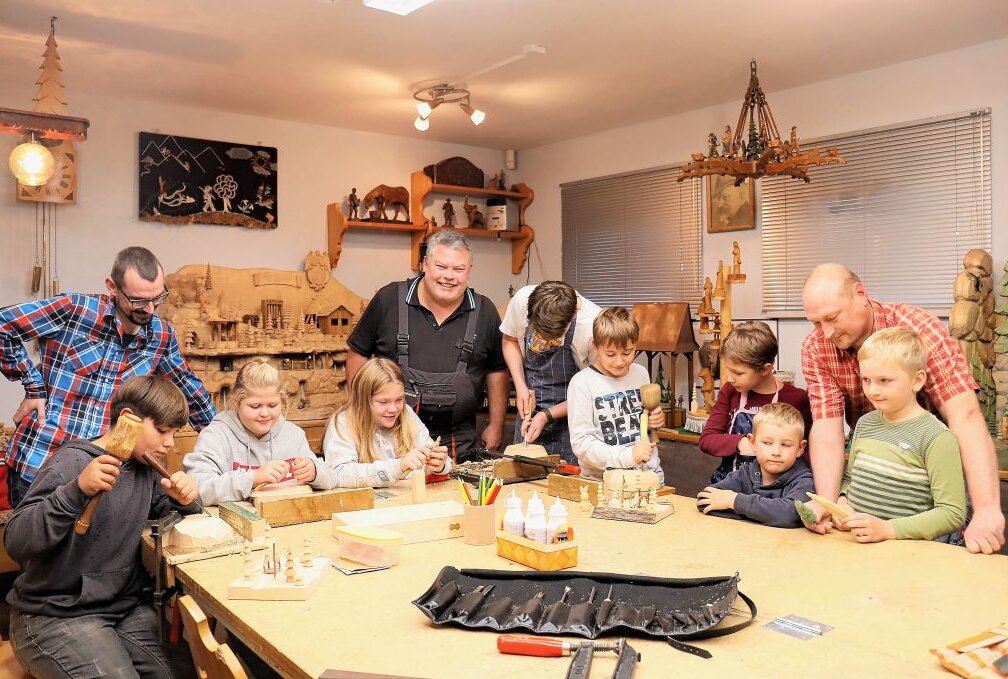 Jens Lasch ist der "Neue" beim Verband - Jens Lasch (Mitte) liegt vor allem die Arbeit mit Kindern am Herzen. Foto: Ilka Ruck