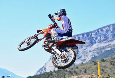 Jeremy Sydow wechselt die Szene - Jeremy Sydow macht beim Motocross den Abflug. Foto: Thorsten Horn