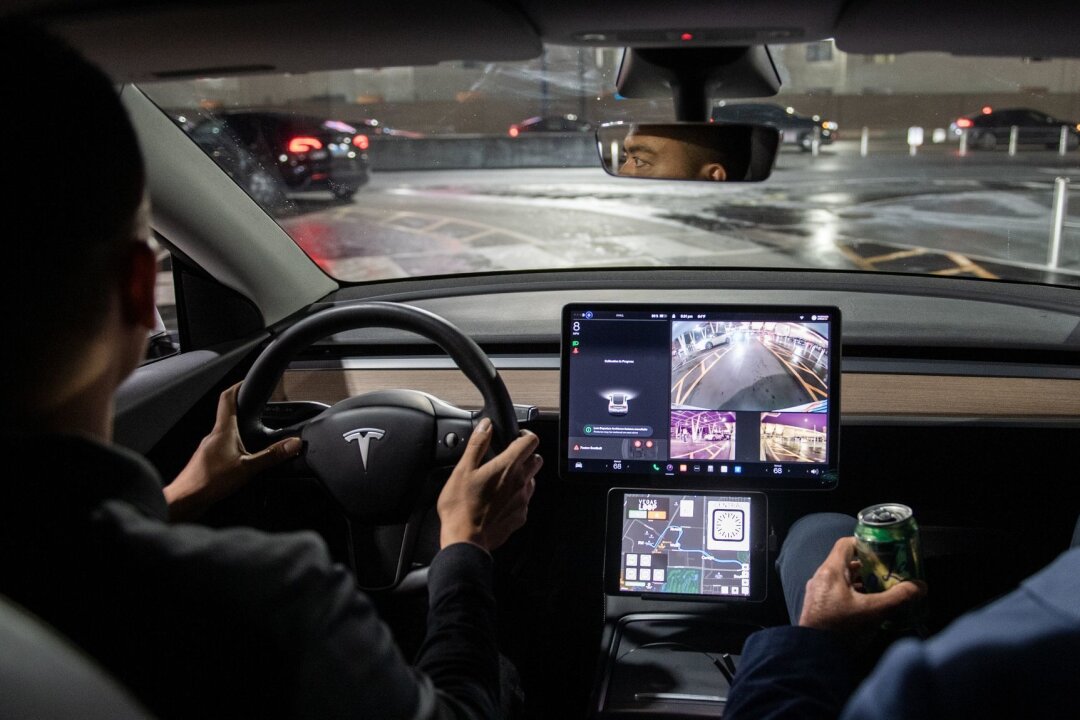 Jetzt bekommen auch Beifahrer ihr eigenes Display - Digitale Welten: Immer mehr konzentrieren manche Hersteller die Bildschirme in der Mitte des Armaturenbretts und beziehen zuweilen den Beifahrer mit ein.