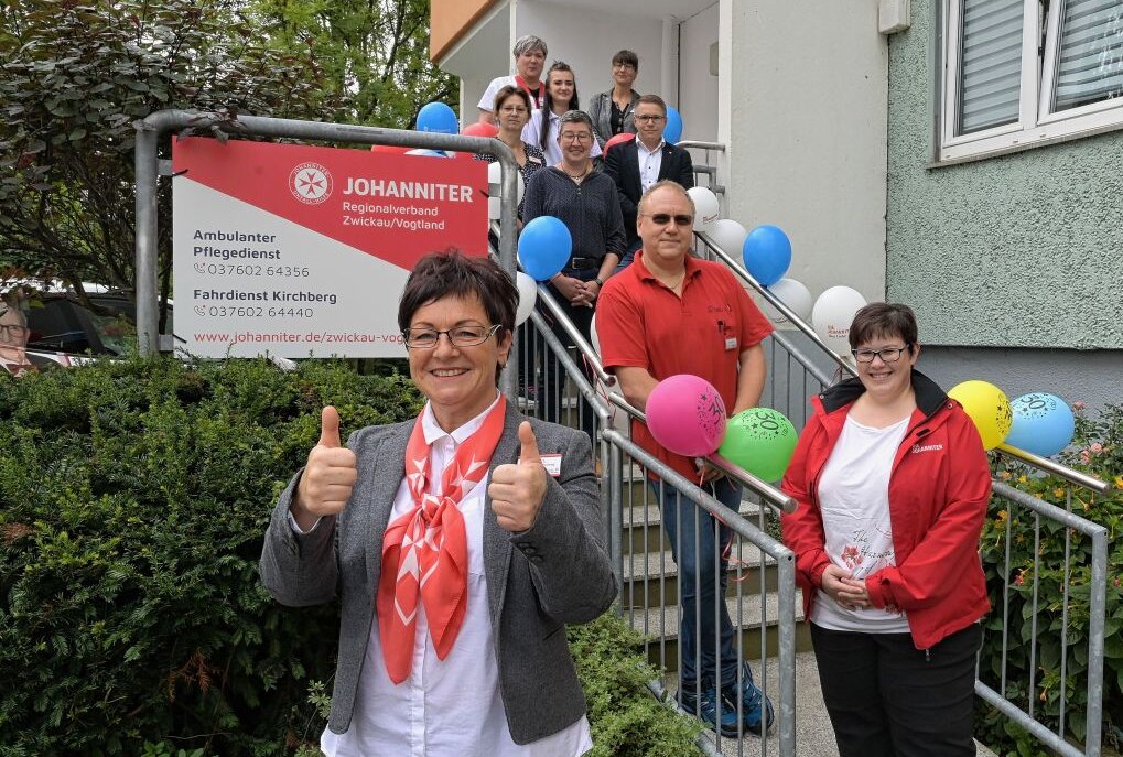 Johanniter-Pflegedienst in Kirchberg feiert "30." - Arlett Lippenberger (vorn) und das Team des Johanniter-Pflegedienstes in Kirchberg schauen auf 30 Jahre zurück. Foto: Ralf Wendland