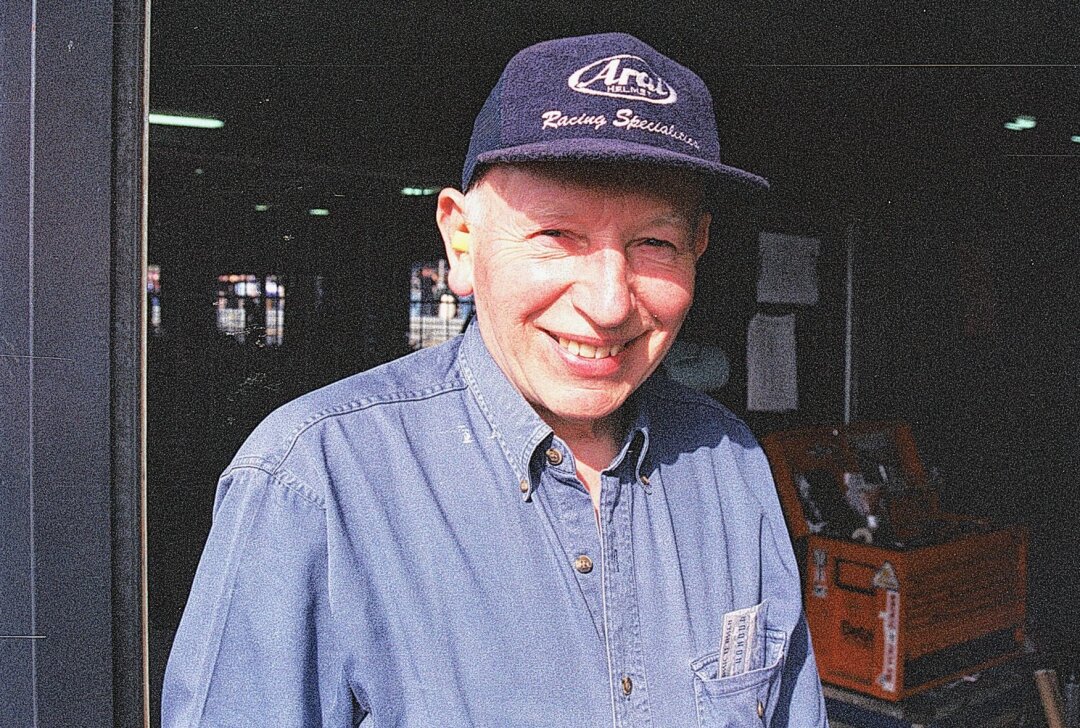 John Surtees: Ehemaliger Weltmeister in beiden Motorsport-Königsklassen - John Surtees (11.02.1934 - 10.03.2017) bei der Centennial Classic 1998 in Assen. Foto: Thorsten Horn