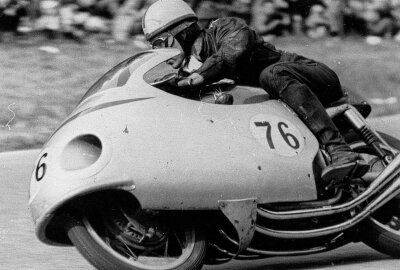 John Surtees: Ehemaliger Weltmeister in beiden Motorsport-Königsklassen - Erster Motorrad-WM-Titel 1956. Foto: Archiv Thorsten Horn