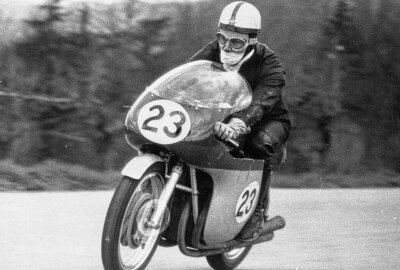 John Surtees: Ehemaliger Weltmeister in beiden Motorsport-Königsklassen - 1960 feierte John Surtees seine Motorrad-WM-Titel sechs und sieben. Foto: FIM