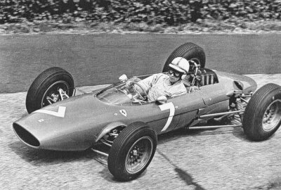 John Surtees: Ehemaliger Weltmeister in beiden Motorsport-Königsklassen - Erster Formel-1-Sieg 1963 auf dem Nürburgring. Foto: Günter Geyler / Archiv Thorsten Horn