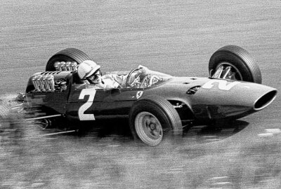John Surtees: Ehemaliger Weltmeister in beiden Motorsport-Königsklassen - Geschafft - 1964 wurde John Surtees auch Weltmeister der Formel 1. Foto: Günter Geyler / Archiv Thorsten Horn