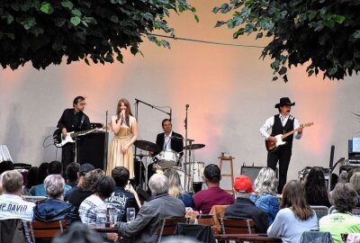 Johnny Cash Show auf Bühne im Schlosspark Lichtenwalde - Valeska Kunath als June Carter Cash. Foto: Maik Bohn
