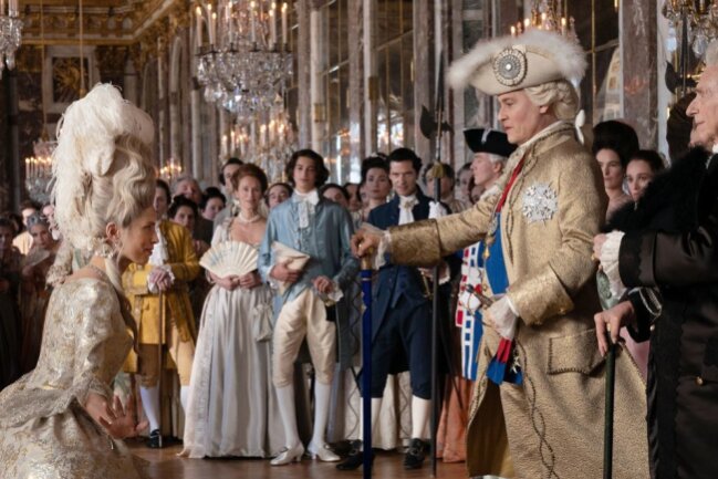 Johnny Depp und sein königliches Comeback: Das sind die Kino-Highlights der Woche - Jeanne du Barry (Maïwenn) stellt sich König Ludwig XV. (Johnny Depp) vor. Man hatte ihr vorher zwar gesagt, sie solle ihm keinesfalls direkt in die Augen schauen. Der Herrscher verzeiht ihr den kleinen "Fauxpas" aber umgehend.