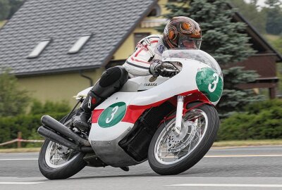 Jos Schurgers und sein Motorrad mit Reifennamen - Jos Schurgers 2012 auf einer 250er-Yamaha beim Zschorlauer Dreieckrennen 2012. Foto: Thorsten Horn