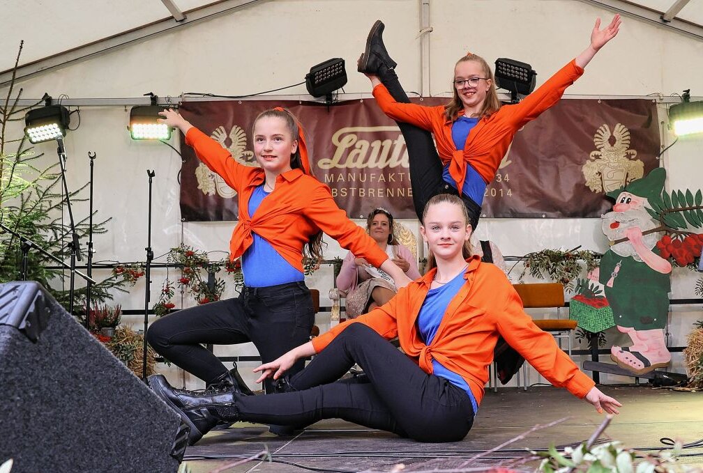  De Maad aus Beierfeld überraschten mit einer Gesangs- und Tanzeinlage. ( Liliana, Liesbeth-Hanna und Amelie, von vorn nach hinten) Foto: Carsten Wagner