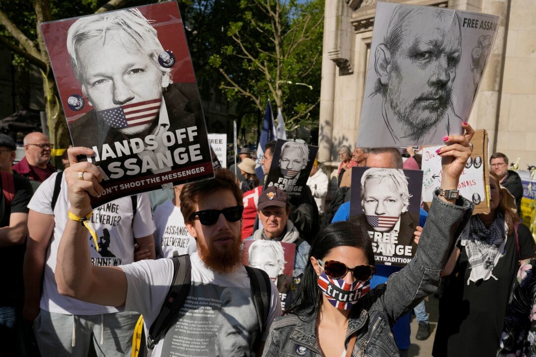 Jubel im Lager Assange: Vorerst keine Auslieferung an USA - Unterstützer von Julian Assange demonstrieren vor dem Londoner High Court.