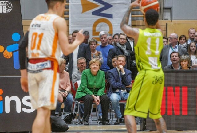 Die ehemalige deutsche Bundeskanzlerin Angela Merkel (CDU) und der Ministerpräsident Sachsen Michael Kretschmer (CDU) besuchten im März 2019 das Spiel der Basketballmannschaft "Niners" in der Hartmannhalle in Chemnitz. Nicht mal ein Jahr später war klar, die Mannschaft hat es in die erste Liga geschafft und erfüllte sich ihren Traum. Foto: Toni Söll