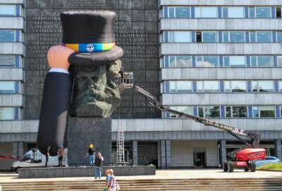 Jubiläum: 5 Jahre in 50 Bildern - Das erste Chemnitzer Hutfestival ging 2017 an den Start und der Karl Marx Kopf auf der Brückenstraße bekam erstmalig seinen Hut. Foto: Andreas Seidel