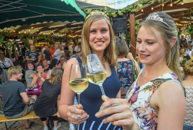 Das Weinfest in Chemnitz ist seit Jahren ein tolles Event. 2019 waren auch die Weinkönigin aus Meißen Lisa Leinemann hier links und die Weinprinzessin Ann-Kathrin Schatzl aus Diesbar-Seußlitz zu Gast. Foto: Andreas Seidel