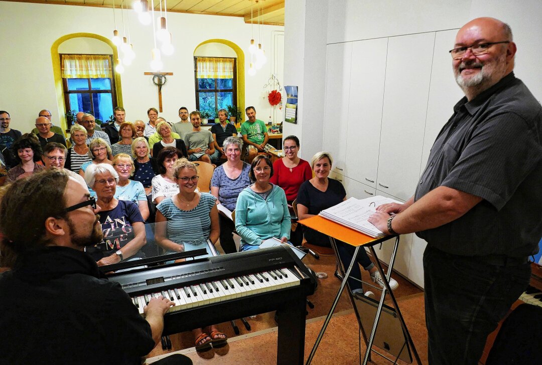 Jubiläum der Witzschdorfer Kirche wird mit zwei Konzerten gefeiert - Seit Mai übt Jörg Einert (rechts) jede Woche mit den Chören, um ein beeindruckendes Festkonzert auf die Beine zu stellen. Foto: Andreas Bauer