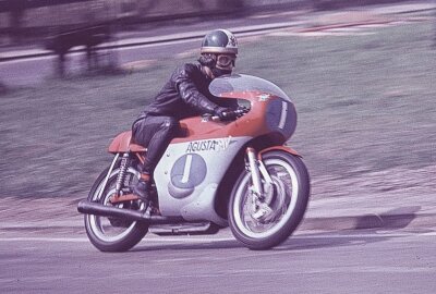 Jubiläum des größten Rennfahrers aller Zeiten - Giacomo Agostini 1970 in der Badbergkurve noch mit Halbschale. Foto: Archiv Thorsten Horn
