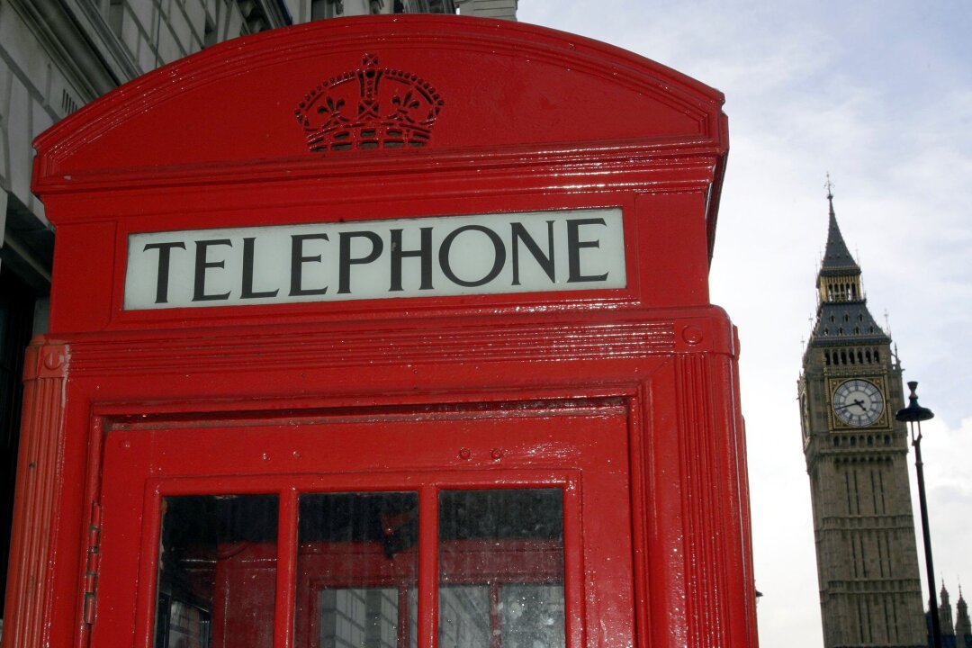 Jubiläum für einen Kultkasten: Rote Telefonzelle wird 100 - Eine rote Telefonzelle und der Big Ben - zwei Klassiker in einem Bild.
