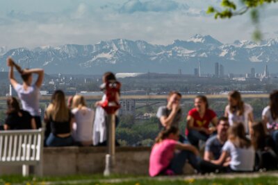Jubiläumsjahr: Freising feiert 1300 Jahre Korbinian - Eingerahmt vom Alpenpanorama: Mit 17 000 Studierenden ist Freising nicht nur eine Stadt mit Tradition – sondern eine junge dazu.