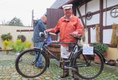 Jubiläumsöffnung in Dürrengerbisdorf: Rundgang durch die Geschichte - Bernd Aurich hat über die Jahre viele historische Fahrräder gesammelt.  Foto: A.Büchner