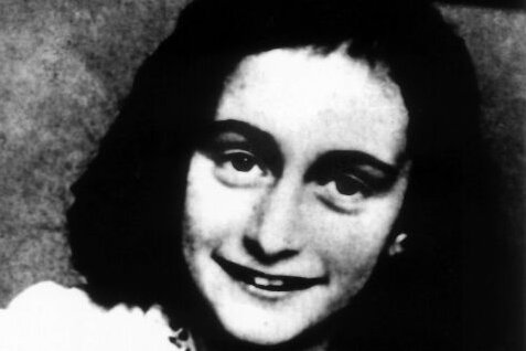 Das jüdische Mädchen Anne Frank, das durch ihre Tagebuchaufzeichnungen im Versteck ihrer Familie in Amsterdam (Niederlande) während des Zweiten Weltkriegs bekannt wurde.