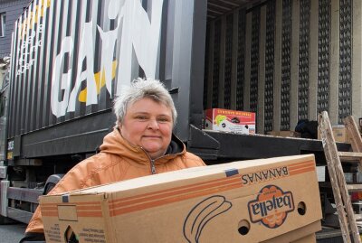 Jugendallianz sammelt Pflegeprodukte für Kriegsopfer aus der Ukraine - Annett Seifert beim Beladen des Containers. Foto: Jan Görner