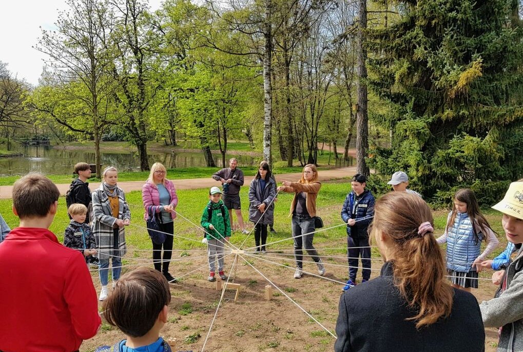 Jugendlichen aus Ukraine wird Mittweida gezeigt - Viel Spaß hatten alle beim Bau des Fröbelturmes. Mit Schnüren musste in Teamarbeit aus Holzklötzen ein Turm gebaut werden. Foto: Jens Sarnes