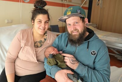 Junge aus Lößnitz hat ein besonderes Geburtsdatum - Anne und Alexander Brauny mit ihrem Sohn Baxter Istvan, der am 22.02.2022 geboren ist. Foto: Ralf Wendland