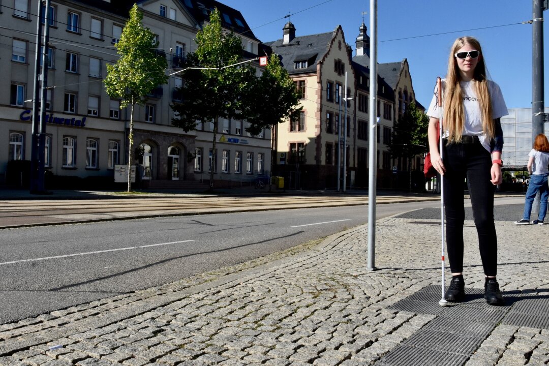 Junge blinde Chemnitzerin kritisiert Blindenleitsystem - Dana Schray kritisiert das Blindenleitsystem und zeigt am Hauptbahnhof Stellen, die besonders verbesserungswürdig sind. Fotos: Steffi Hofmann