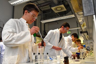 Junge Chemikerinnen und Chemiker zeigen ihr Können - Am 9. Februar wird an der TU Chemnitz wieder experimentiert. Foto: Steffi Hofmann