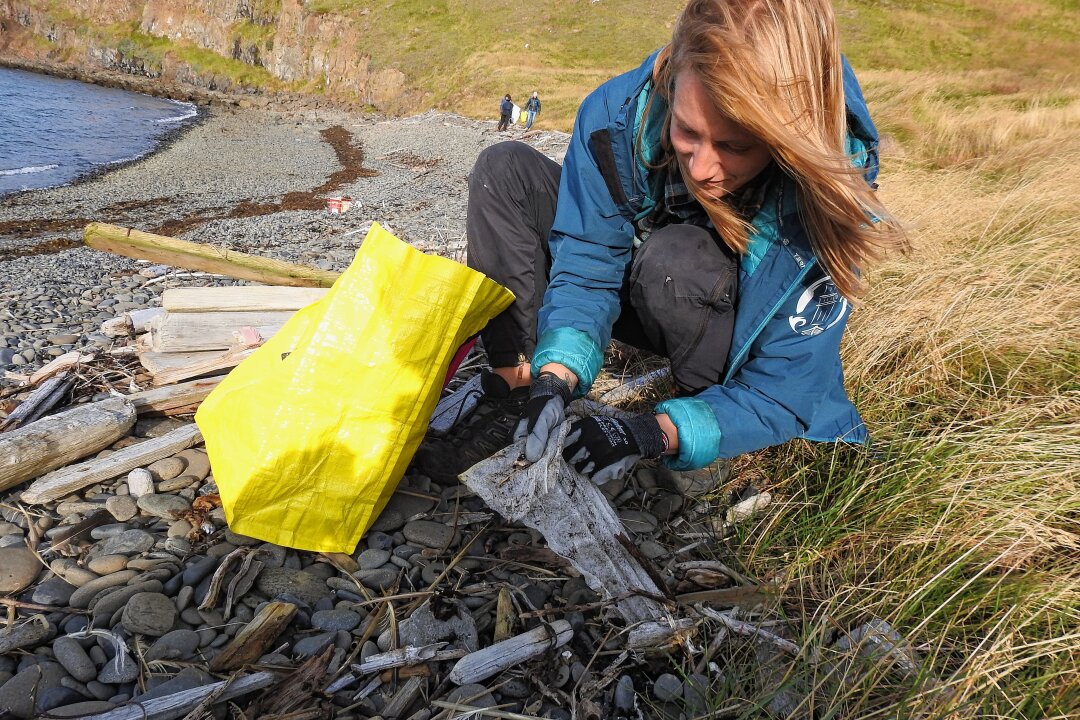 Junge Chemnitzerin kämpft auf Island gegen Plastikmüll - Die Chemnitzerin Johanna Franke befreit auf der Insel Island die Natur regelmäßig von Müll. Foto: privat