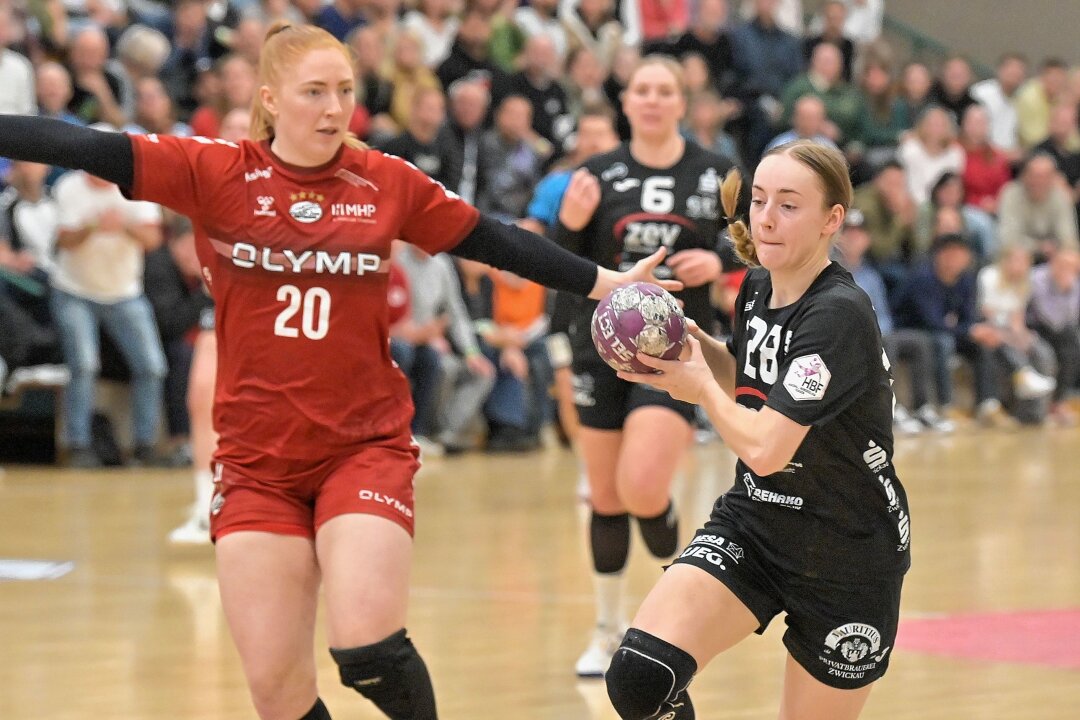 Junge Erzgebirgerin sammelt Erfahrungen in der Handball-Bundesliga - Juliane Peter (re.) spielt im Team des BSV Sachsen Zwickau.Foto: Ramona Schwabe