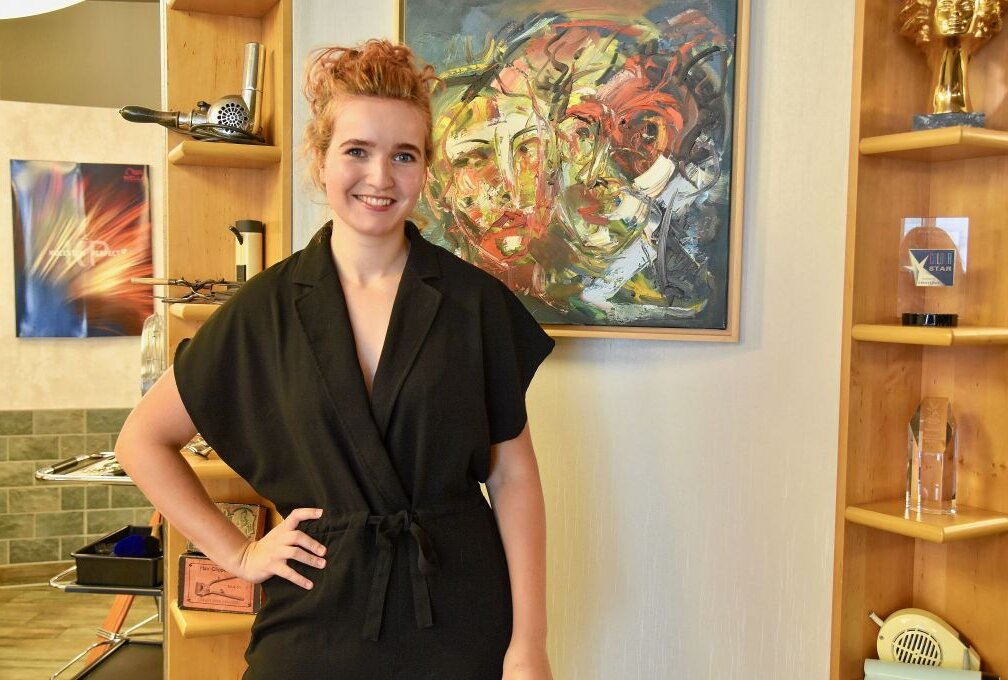 Junge Handwerkerin mit Bestleistung - Linda Geißler wurde als beste Friseurmeisterin in Chemnitz geehrt. Foto: Steffi Hofmann