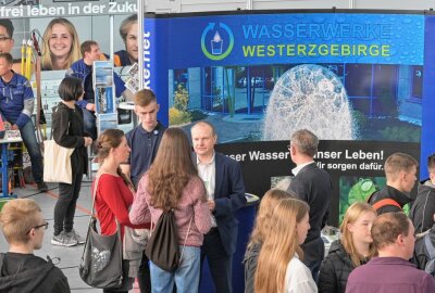 Junge Leute erleben geballte Branchenvielfalt - Bei der MAKERZ-Messe in Aue vertreten waren auch die Wasserwerke Westerzgebirge. Foto: Ralf Wendland