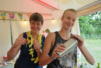 Junge Leute haben Beach-Party gefeiert - An der Beach-Bar hat es alkoholfreie Cocktails gegeben - im Bild links Oelschlägel und rechts Anne Oelschlägel. Foto: Ralf Wendland