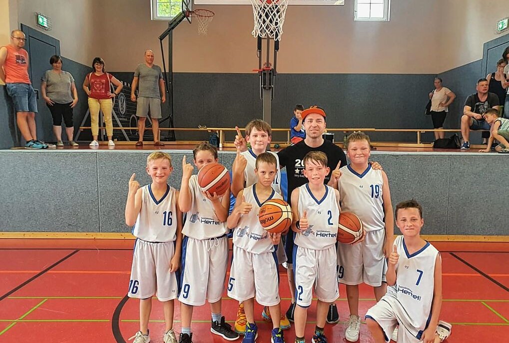 Die jungen Basketballer und ihr Trainer freuen sich über den hart erkämpften Sieg. Foto: Verein