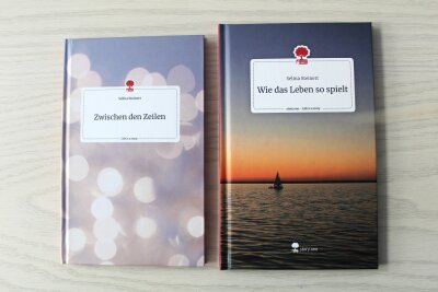Links sieht man Selinas ersten Band aus dem Jahr 2022 "Zwischen den Zeilen" und rechts den brandneuen "Wie das Leben so spielt". Beide sind erhältlich auf Thalia.de.