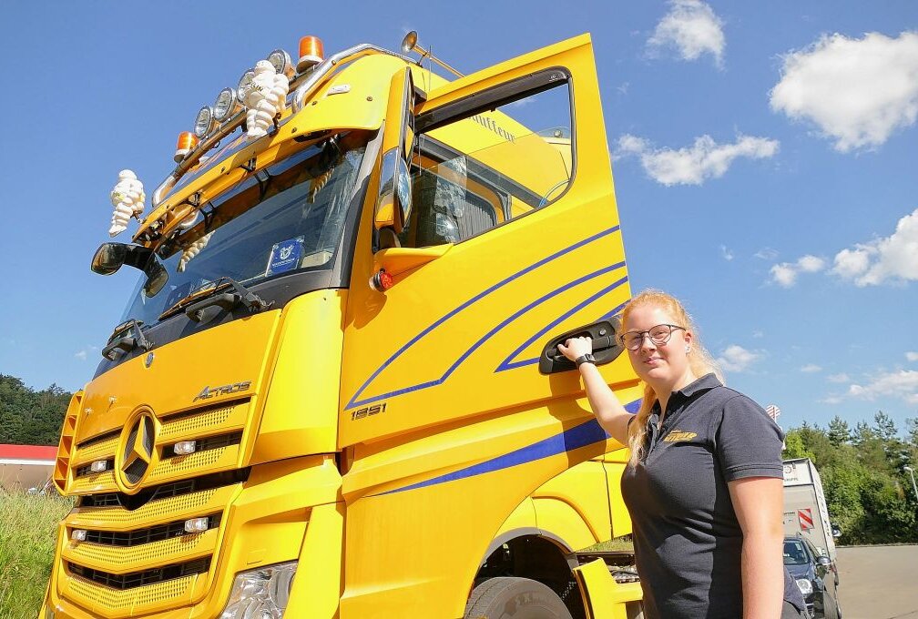 Junge Truckerin aus dem Erzgebirge bestätigt einen Trend - Für Melinda Wilhelm ist dieser gelbe Truck zu ihrem zweiten Zuhause geworden. Foto: Andreas Bauer