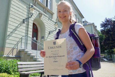 Junge Venusbergerin glänzt in der Mathematik-Olympiade - Stolz präsentiert Melia Haase die Urkunde, die sie auf Landesebene gewonnen hat. Foto: Andreas Bauer